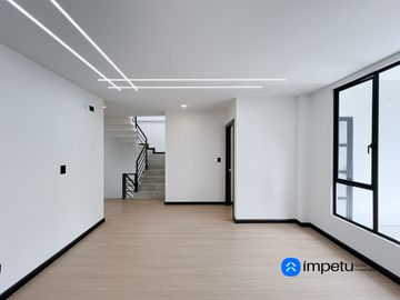 En venta casa a estrenar de dos plantas más subsuelo y terraza
