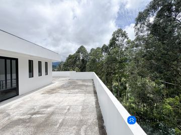 En venta casa a estrenar de dos plantas más subsuelo y terraza