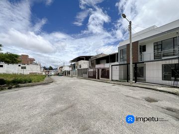 En venta casa a estrenar de dos plantas más subsuelo y terraza