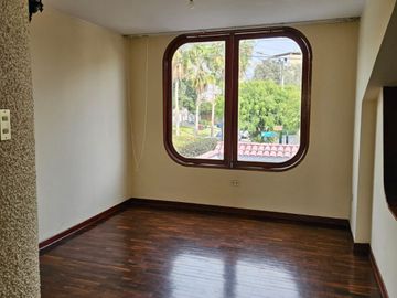 Surco Urb. La Castellana, casa en alquiler frente a parque