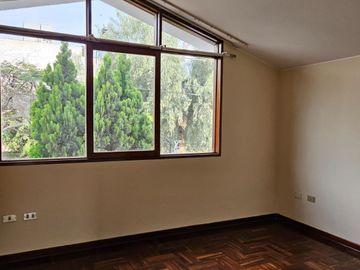 Surco Urb. La Castellana, casa en alquiler frente a parque