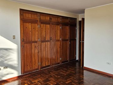 Surco Urb. La Castellana, casa en alquiler frente a parque