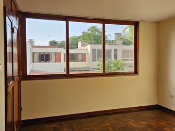Surco Urb. La Castellana, casa en alquiler frente a parque