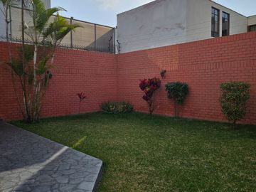 Surco Urb. La Castellana, casa en alquiler frente a parque