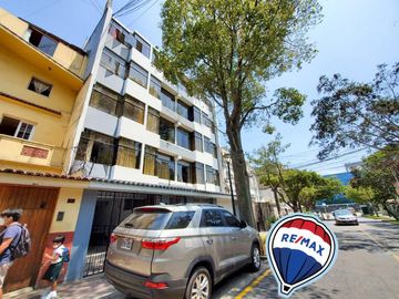 Alquiler De Departamento Semi Amoblado - 2 Hab. - En San Isidro - Precio Incluye Mantenimiento Y Agua.