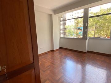 Alquilo Departamento En Zona Exclusiva De San Isidro - 3 Habitaciones - Negociable.