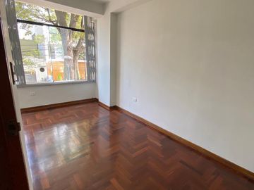 Alquilo Departamento En Zona Exclusiva De San Isidro - 3 Habitaciones - Negociable.