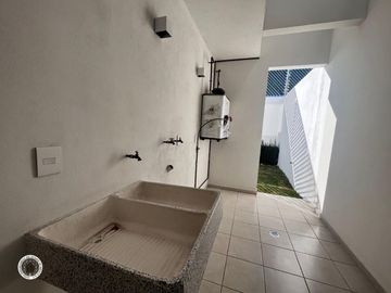 VENTA DE CASA EN RESIDENCIAL ZIRANDA