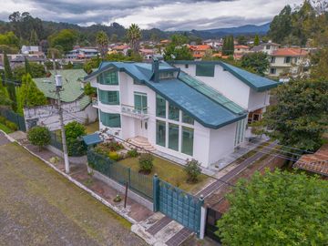 EN VENTA CASA EN SANGOLQUI 6HAB. /CLUB LOS CHILLOS