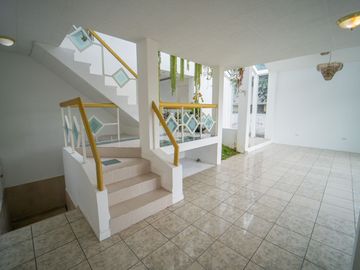 EN VENTA CASA EN SANGOLQUI 6HAB. /CLUB LOS CHILLOS