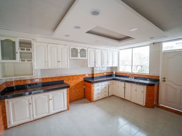 EN VENTA CASA EN SANGOLQUI 6HAB. /CLUB LOS CHILLOS