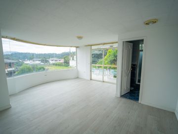 EN VENTA CASA EN SANGOLQUI 6HAB. /CLUB LOS CHILLOS