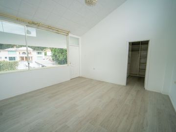 EN VENTA CASA EN SANGOLQUI 6HAB. /CLUB LOS CHILLOS