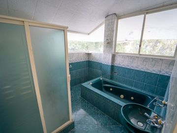 EN VENTA CASA EN SANGOLQUI 6HAB. /CLUB LOS CHILLOS