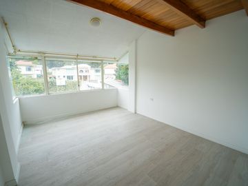 EN VENTA CASA EN SANGOLQUI 6HAB. /CLUB LOS CHILLOS