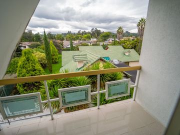 EN VENTA CASA EN SANGOLQUI 6HAB. /CLUB LOS CHILLOS