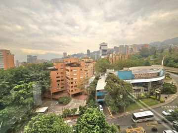 Apartamento grande en arriendo en El Poblado - Cerca a Vizcaya