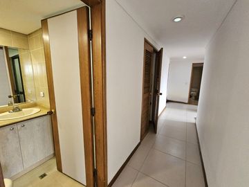 Apartamento grande en arriendo en El Poblado - Cerca a Vizcaya