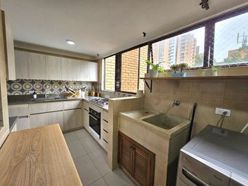 Apartamento grande en arriendo en El Poblado - Cerca a Vizcaya