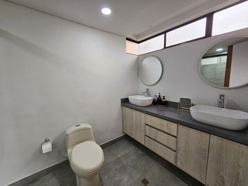 Apartamento grande en arriendo en El Poblado - Cerca a Vizcaya