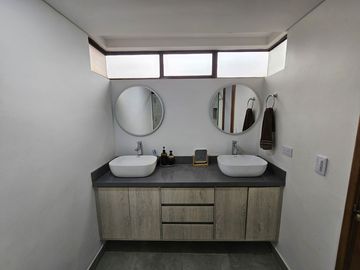 Apartamento grande en arriendo en El Poblado - Cerca a Vizcaya