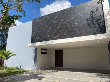 casa en venta en Yucatán Country Club , Mérida acabados de lujo y campo de golf
