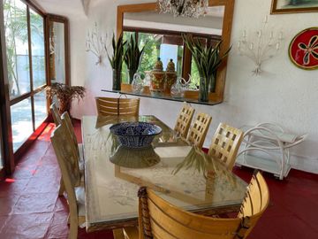 Casa estilo Barragán en privada con seguridad 24h, alberca y jardín en zona residencial de Cuernavaca