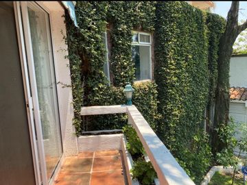 Casa estilo Barragán en privada con seguridad 24h, alberca y jardín en zona residencial de Cuernavaca