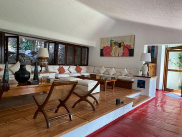 Casa estilo Barragán en privada con seguridad 24h, alberca y jardín en zona residencial de Cuernavaca