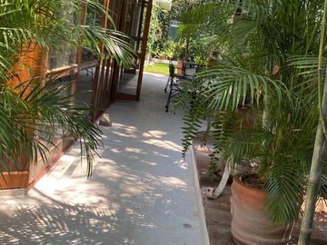 Casa estilo Barragán en privada con seguridad 24h, alberca y jardín en zona residencial de Cuernavaca