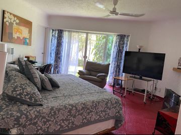 Casa estilo Barragán en privada con seguridad 24h, alberca y jardín en zona residencial de Cuernavaca