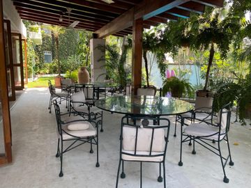 Casa estilo Barragán en privada con seguridad 24h, alberca y jardín en zona residencial de Cuernavaca