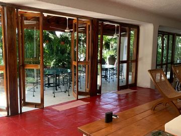 Casa estilo Barragán en privada con seguridad 24h, alberca y jardín en zona residencial de Cuernavaca