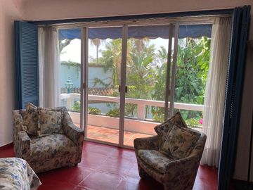Casa estilo Barragán en privada con seguridad 24h, alberca y jardín en zona residencial de Cuernavaca