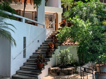 Casa estilo Barragán en privada con seguridad 24h, alberca y jardín en zona residencial de Cuernavaca
