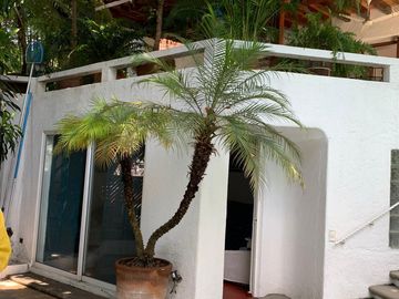 Casa estilo Barragán en privada con seguridad 24h, alberca y jardín en zona residencial de Cuernavaca