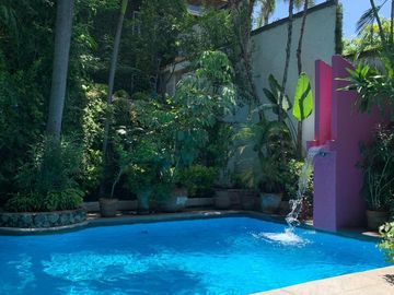 Casa estilo Barragán en privada con seguridad 24h, alberca y jardín en zona residencial de Cuernavaca