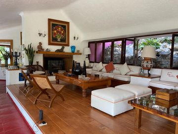 Casa estilo Barragán en privada con seguridad 24h, alberca y jardín en zona residencial de Cuernavaca