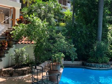Casa estilo Barragán en privada con seguridad 24h, alberca y jardín en zona residencial de Cuernavaca
