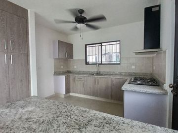 CASA EN RENTA LAS AMERICA DE 3 HABITACIONES Y PISCINA, ZONA NORTE DE MÉRIDA