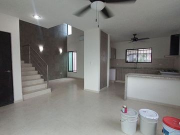 CASA EN RENTA LAS AMERICA DE 3 HABITACIONES Y PISCINA, ZONA NORTE DE MÉRIDA