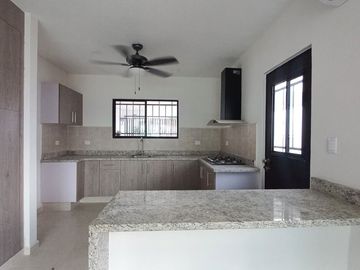 CASA EN RENTA LAS AMERICA DE 3 HABITACIONES Y PISCINA, ZONA NORTE DE MÉRIDA