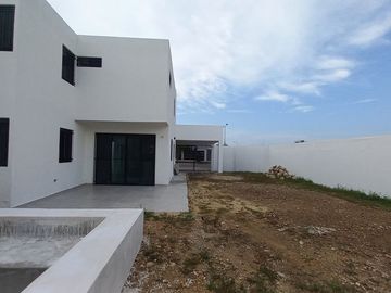 CASA EN RENTA LAS AMERICA DE 3 HABITACIONES Y PISCINA, ZONA NORTE DE MÉRIDA