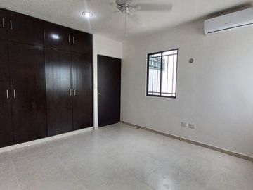 CASA EN RENTA LAS AMERICA DE 3 HABITACIONES Y PISCINA, ZONA NORTE DE MÉRIDA