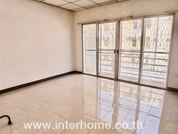 3-storey townhouse, 18 sq m. Townhouse, Soi Ramkhamhaeng 24, Intersection 8, Ramkhamhaeng Road, Soi Ramkhamhaeng 24, Bang Kapi District, Bangkok