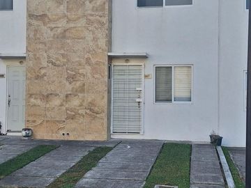 VENDO CASA EN FRACCIONAMIENTO PRIVADO CON ALBERCA EN LOS HEROES VERACRUZ