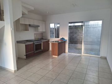 VENDO CASA EN FRACCIONAMIENTO PRIVADO CON ALBERCA EN LOS HEROES VERACRUZ