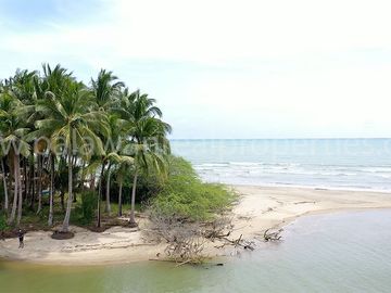 A PERFECT RETIREMENT HOME BY THE BEACH!