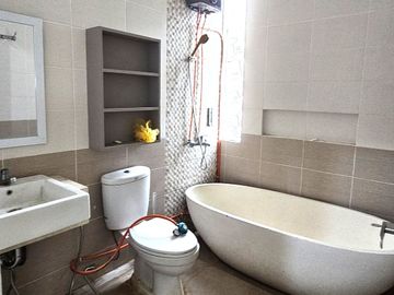 Rumah Mewah Apik di Green Hills Residence