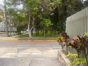 Vendo departamento frente a parque en excelente zona residencial, Av. Del Pinar 480, Chacarilla San Borja